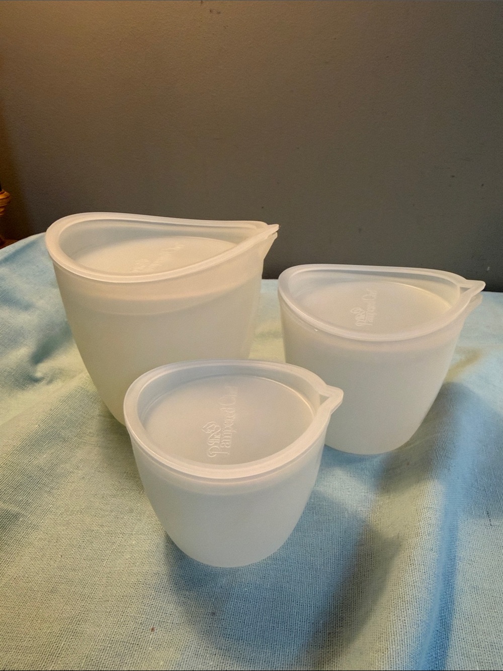 Pampered chef Set of 3 silicon Food Storage Containers with Lids
